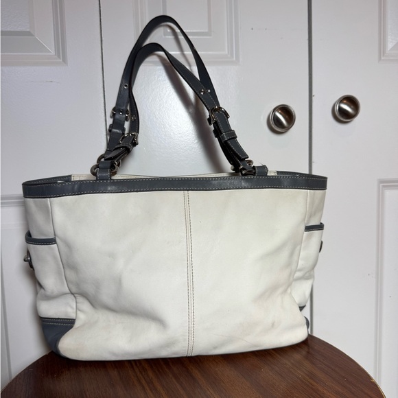 Coach F13759 White Leather Shoulder Bag Purple Lining Silver Hardware - Picture 3 of 16